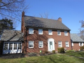 47 Monroe St in Huntington, NY - Building Photo