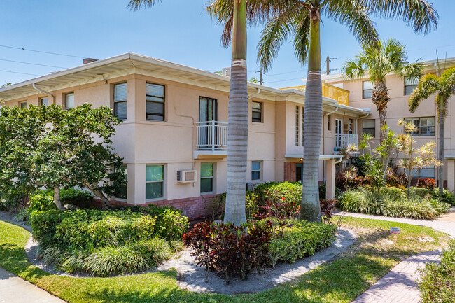 The Friendly Native Condominiums in St Pete Beach, FL - Foto de edificio - Building Photo