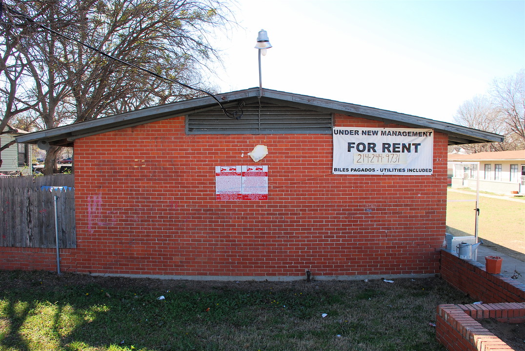 1131 Phinney Ave in Dallas, TX - Foto de edificio