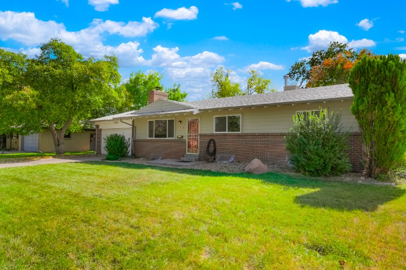 5946 W Iowa Pl in Lakewood, CO - Foto de edificio