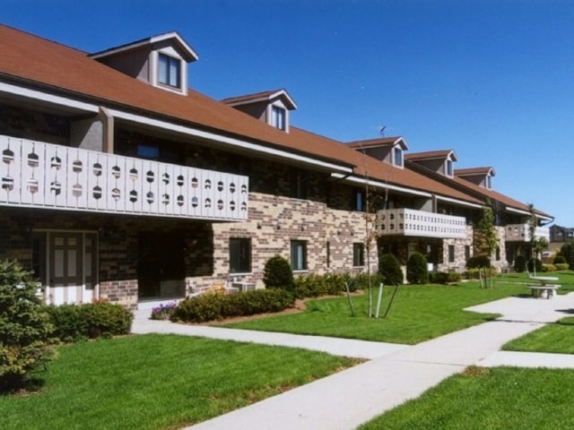 Orchard Park Apartments in West Allis, WI - Foto de edificio