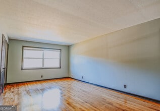 2877 Whispering Hills Dr in Atlanta, GA - Building Photo - Building Photo