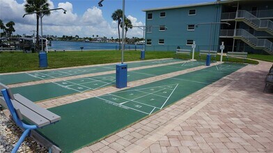 300 64th Ave in St Pete Beach, FL - Foto de edificio - Building Photo