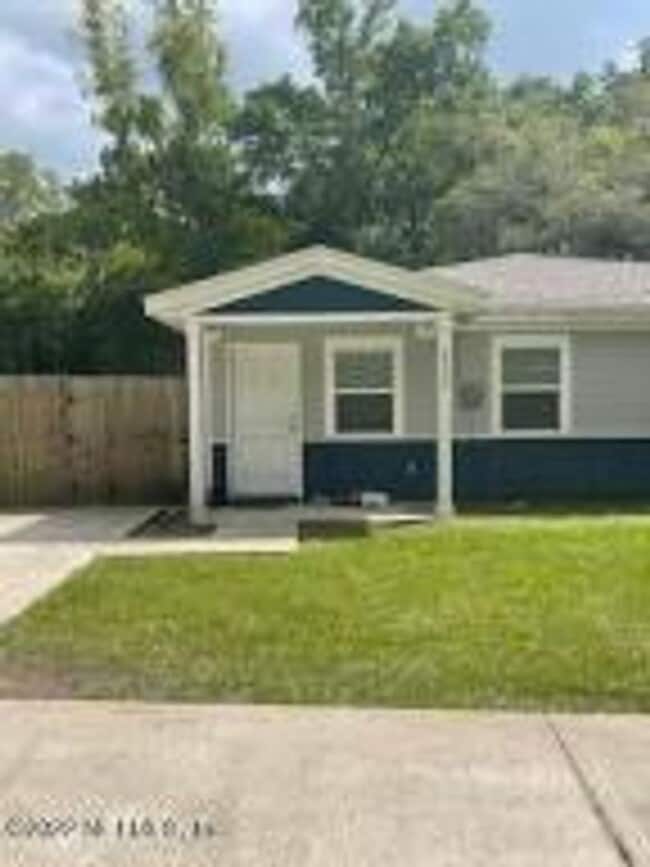 property at 2222 Thomas Ct