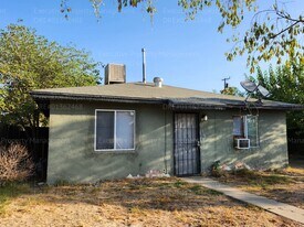 1206 Potomac Ave in Bakersfield, CA - Building Photo