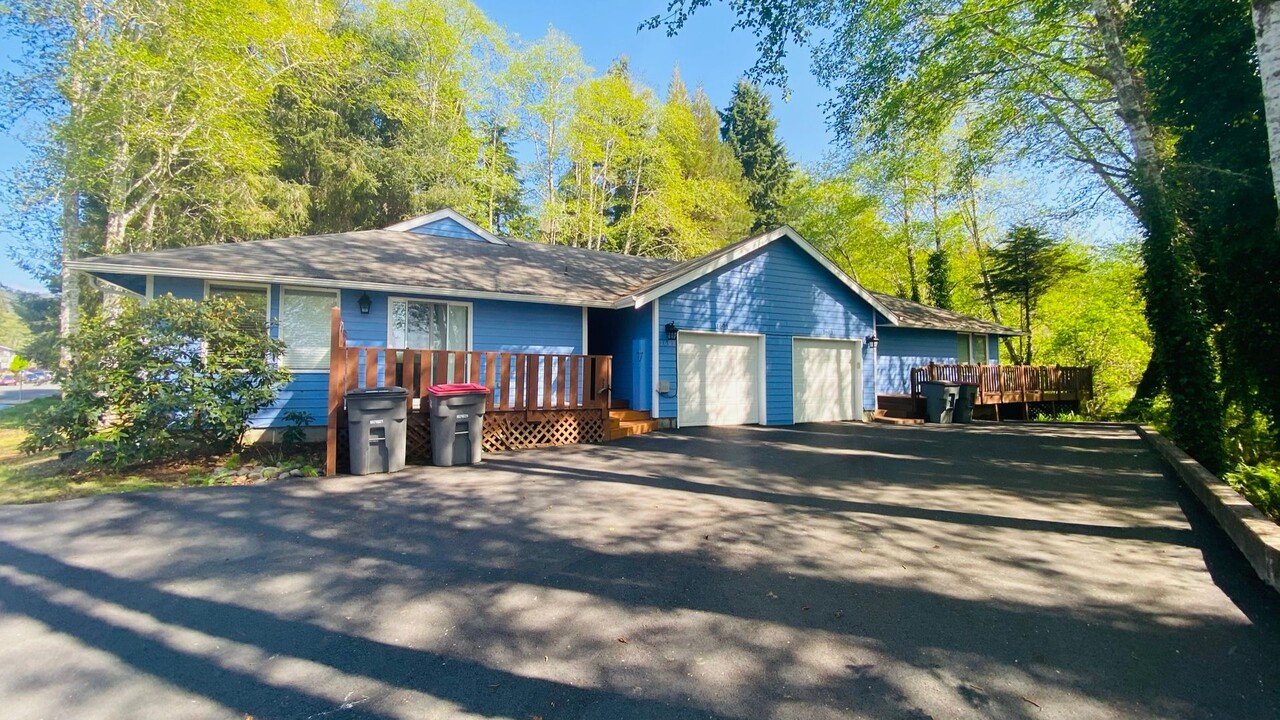 1603 Spruce Dr in Seaside, OR - Building Photo
