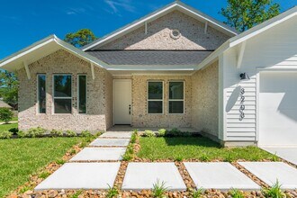 3203 Hemingway Dr in Montgomery, TX - Foto de edificio - Building Photo