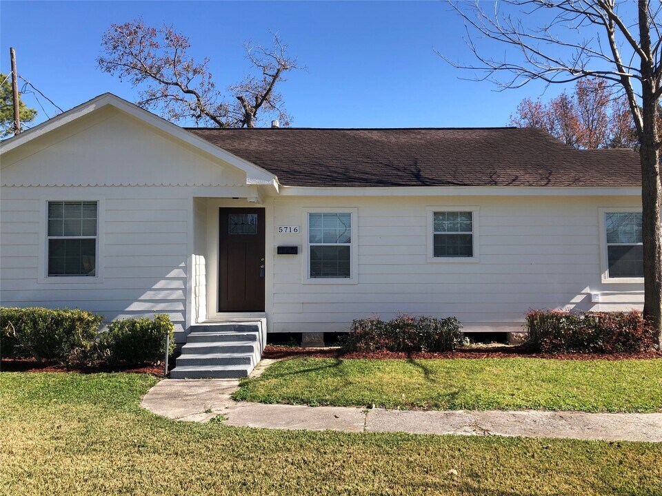 5716 Robertson St in Houston, TX - Building Photo