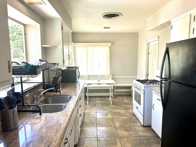 15722 Parthenia St in Los Angeles, CA - Building Photo - Building Photo