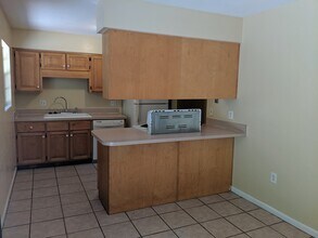 2360 W University Ave in Gainesville, FL - Building Photo - Building Photo