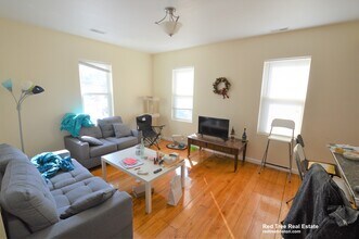 5 Smythe St, Unit 2 in Brookline, MA - Foto de edificio - Building Photo