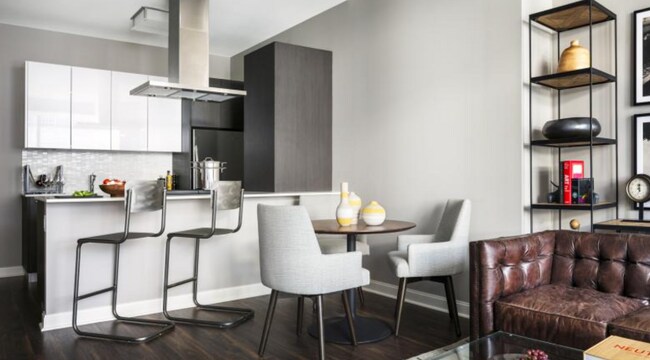 145 E Lake St in Chicago, IL - Foto de edificio - Building Photo