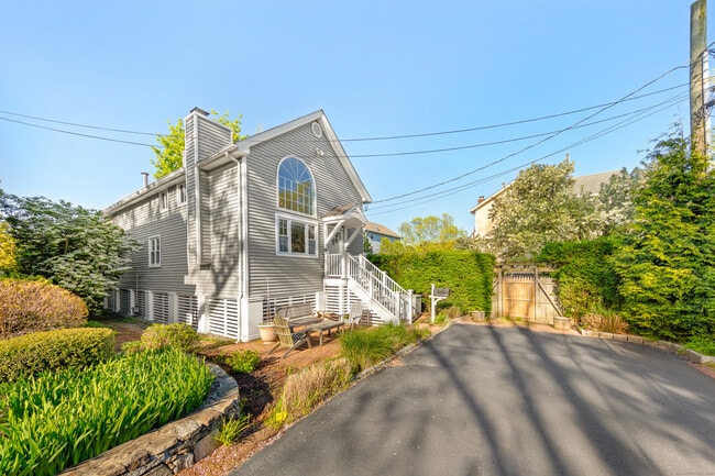 11 Greenwood Pl in Norwalk, CT - Building Photo - Building Photo