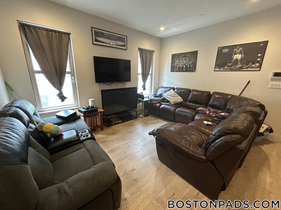 118 Buttonwood St in Boston, MA - Building Photo