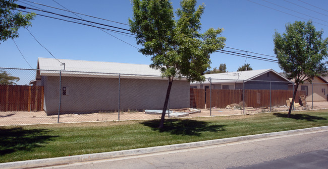 15395 Wanaque Rd in Apple Valley, CA - Foto de edificio - Building Photo