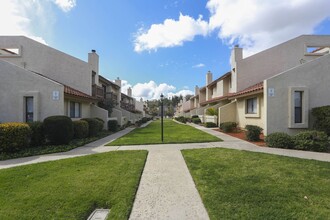 Hidden Valley Villas in Escondido, CA - Building Photo - Interior Photo