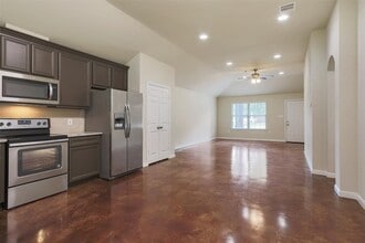 5610 Highline Dr in Montgomery, TX - Building Photo - Building Photo