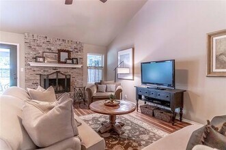 911 Meadowlark Ln in Granbury, TX - Building Photo - Building Photo