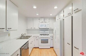 1348 E Hillcrest Dr in Thousand Oaks, CA - Building Photo - Building Photo