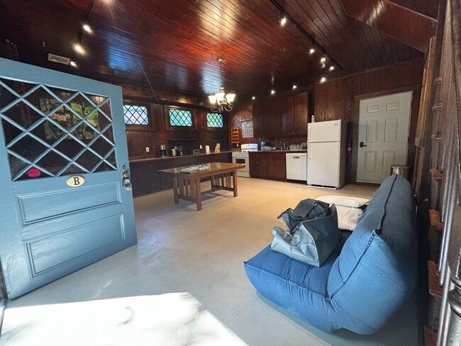 50 Edgehill Rd, Unit Carriage House in Brookline, MA - Building Photo - Building Photo