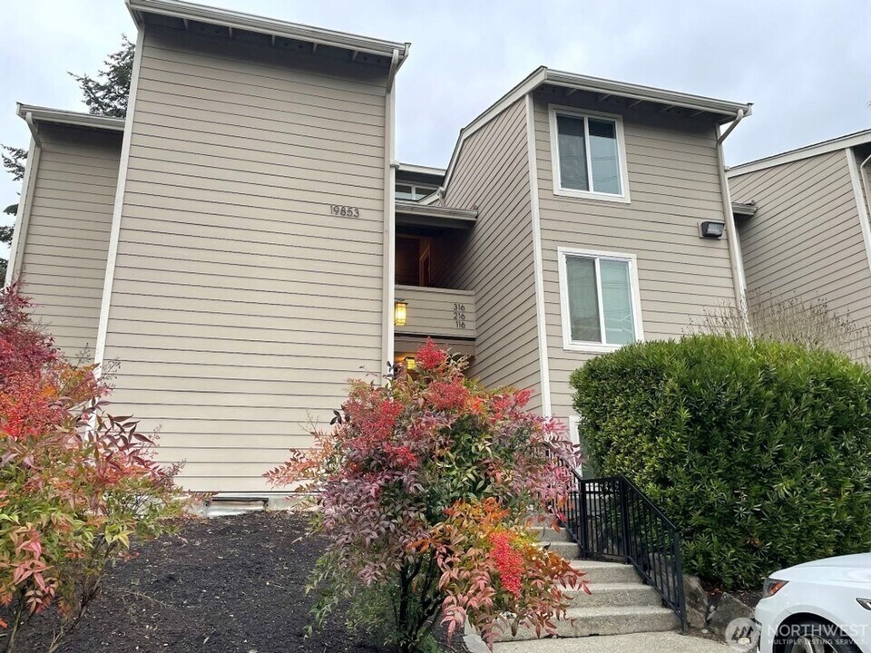 19853 25th Ave NE in Shoreline, WA - Building Photo