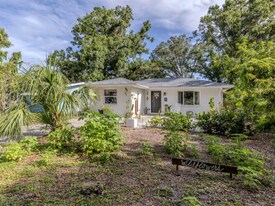 829 Groveland Ave in Venice, FL - Building Photo