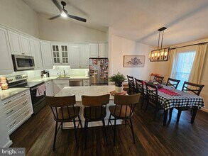 5909 Wood Sorrels Ct in Burke Centre, VA - Building Photo - Building Photo