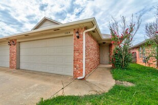 11014 SW 5th St in Yukon, OK - Building Photo