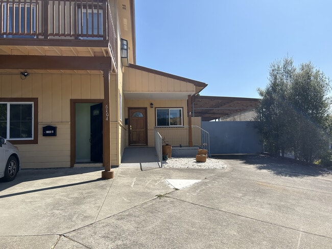 6104 Bernhard Ave, Unit Main Unit in Richmond, CA - Foto de edificio - Building Photo