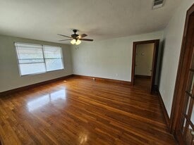 644 E College Ave in Tallahassee, FL - Building Photo