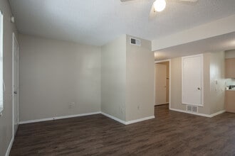 Western Yarbrough Apartments in El Paso, TX - Foto de edificio - Interior Photo