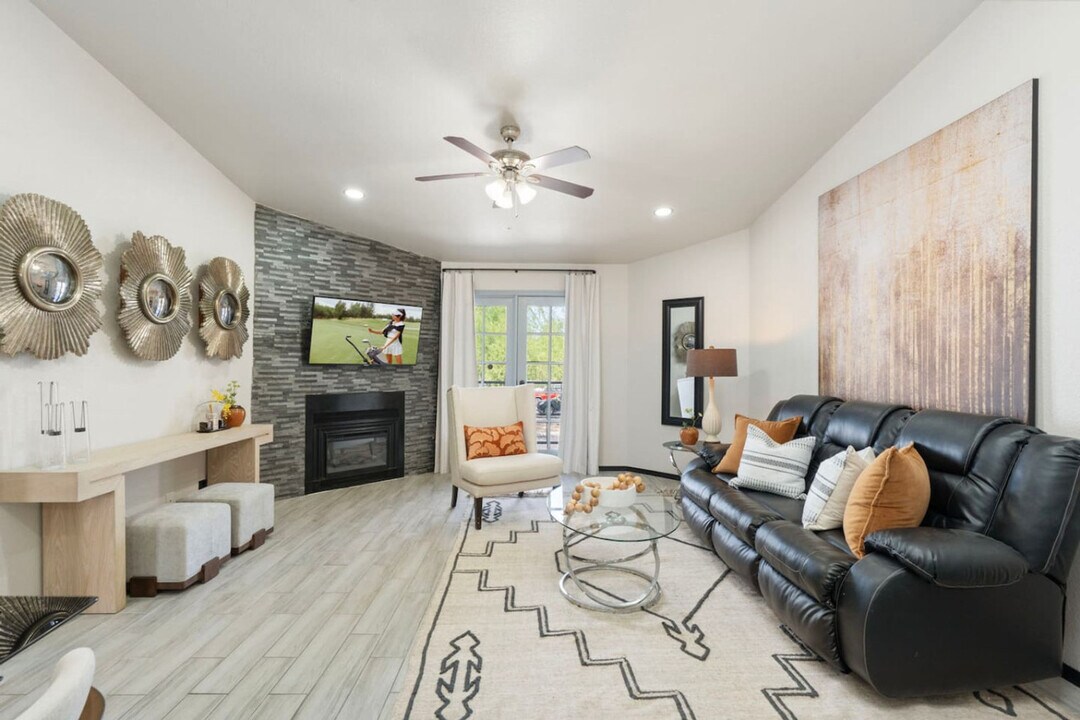 15402 N 28th St in Phoenix, AZ - Building Photo