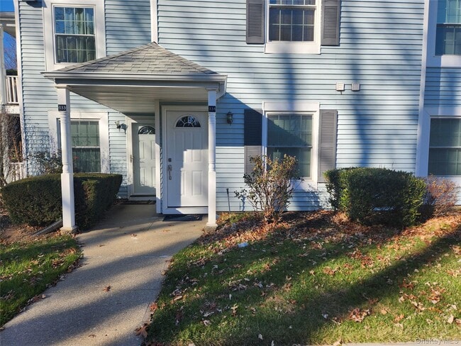 334 Artist Lake Dr in Middle Island, NY - Building Photo - Building Photo