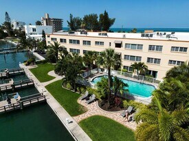 10265 Gulf Blvd in Treasure Island, FL - Building Photo