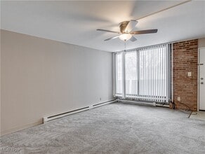 2331 E Market St in Akron, OH - Foto de edificio - Building Photo