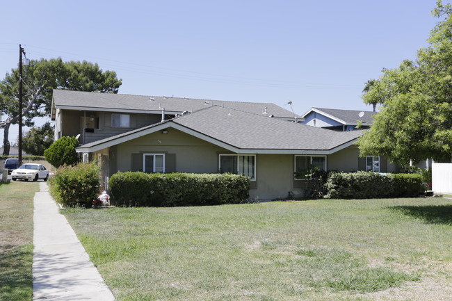 325 N Tustin Ave in Anaheim, CA - Foto de edificio - Building Photo