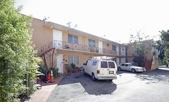 5831 SW 8th St in West Miami, FL - Building Photo