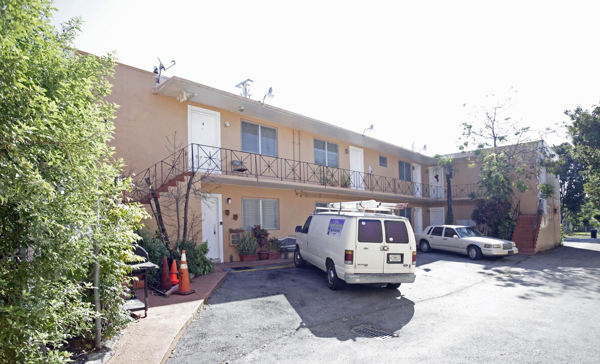 5831 SW 8th St in West Miami, FL - Foto de edificio