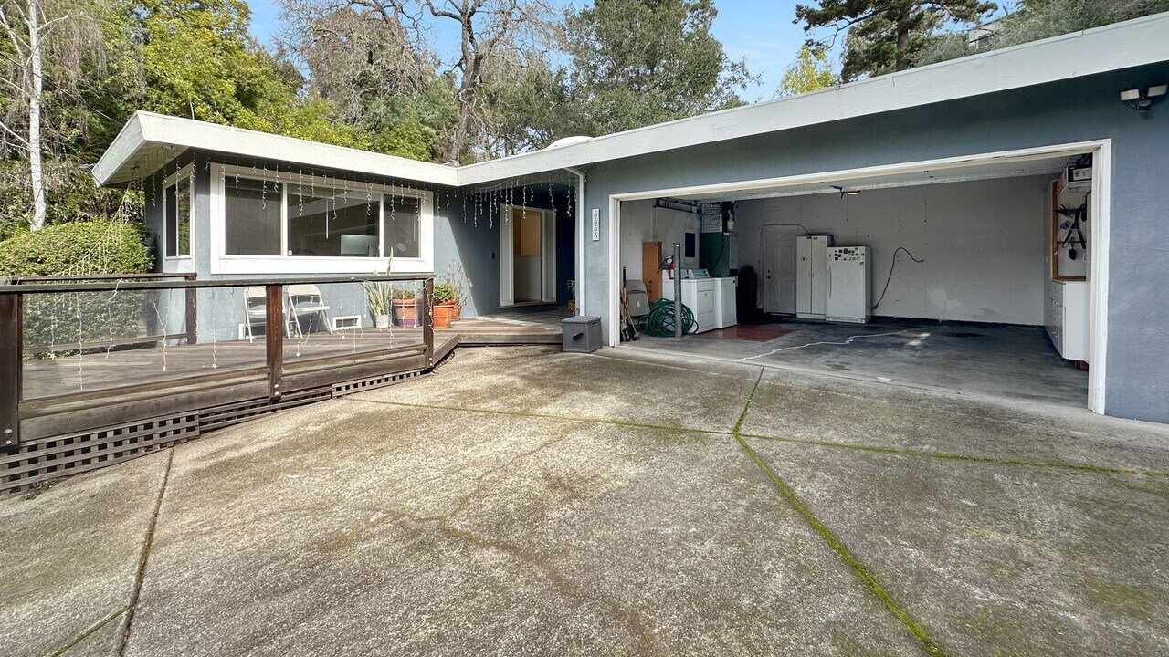 5556 Griffin St in Oakland, CA - Building Photo