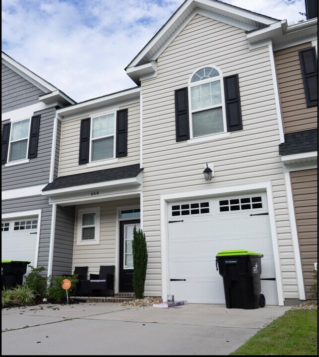 664 Revival Ln. in Virginia Beach, VA - Foto de edificio