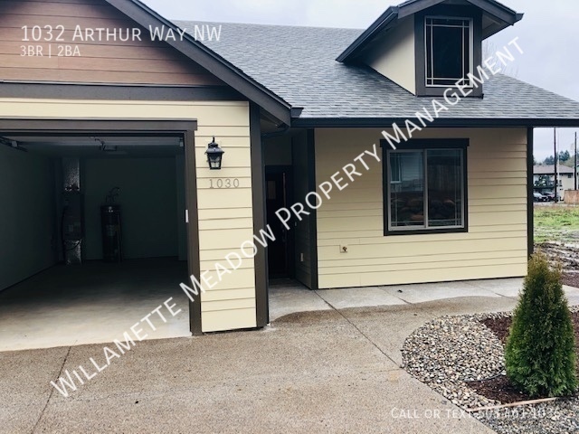 1032 Arthur Way NW in Salem, OR - Foto de edificio
