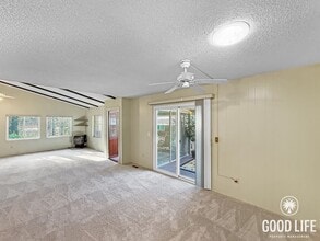 8975 Lawrence Welk Dr in Escondido, CA - Foto de edificio - Building Photo