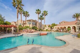 10550 W Alexander Rd in Las Vegas, NV - Foto de edificio - Building Photo