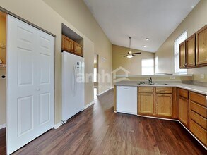 4695 Woodfield Dr in Cincinnati, OH - Foto de edificio - Building Photo