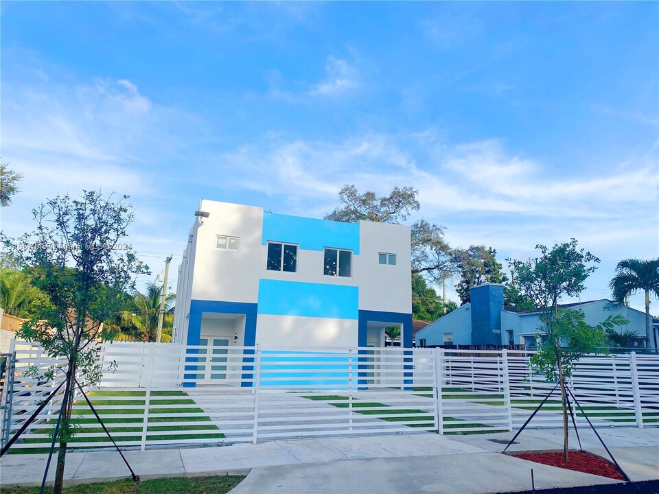 10151 NW 21st in Miami, FL - Building Photo