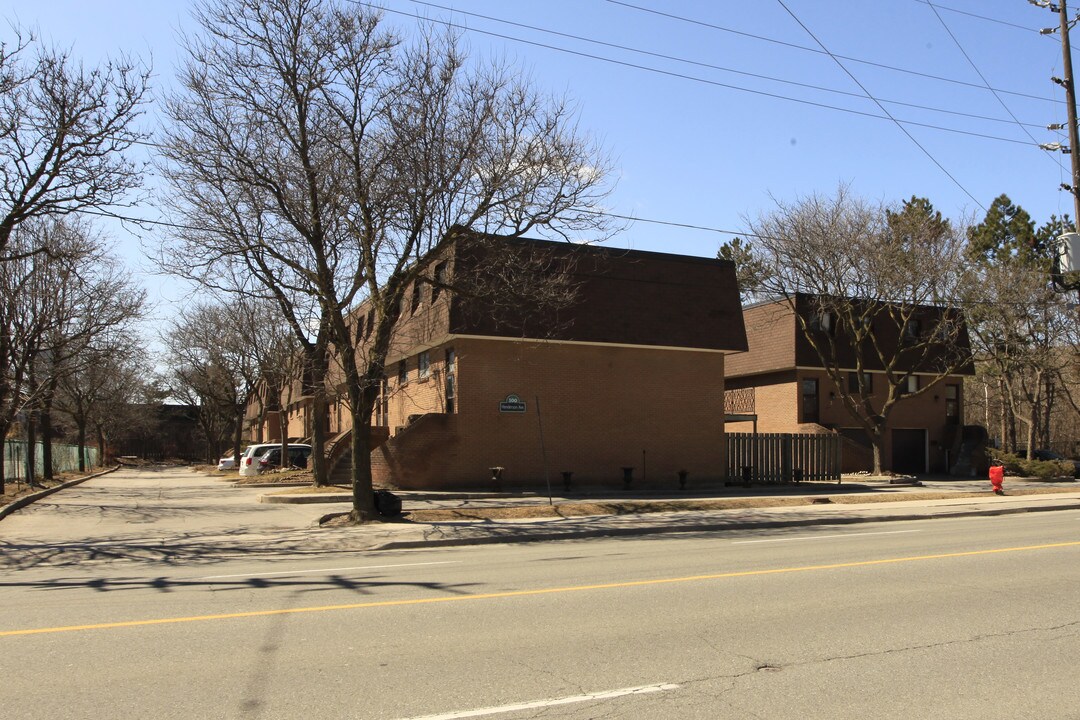 100 Henderson Ave in Markham, ON - Building Photo