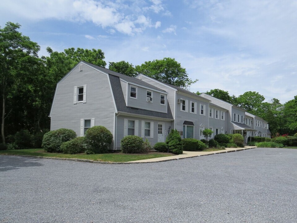 43 Brushy Neck Ln, Unit 8 in Westhampton, NY - Building Photo