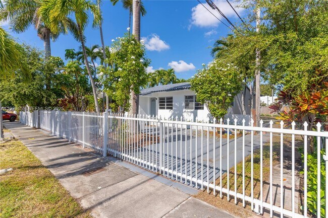 2221 SW 13th St in Miami, FL - Building Photo - Building Photo