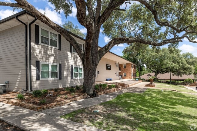 890 Royce St in Pensacola, FL - Foto de edificio - Building Photo