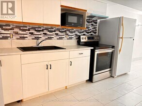 15 Lafayette Dr in St Catharines, ON - Building Photo - Building Photo